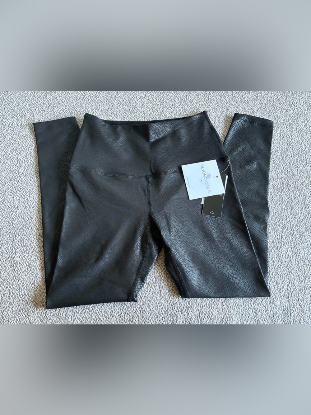 Beyond Yoga Black Snake Print High
Rise 7/8 Active Leggings XS NWT. - Picture 10 of 11